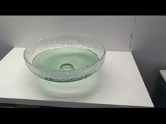 สระจุ้ยแก้วที่เรียบเรียบพร้อมกับสถานที่ระบายน้ํากลาง